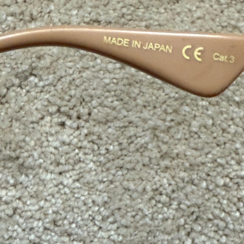 Gucci Elegant Brown Sunglasses - Picture 5 of 7